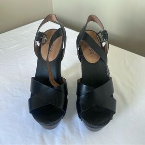 Woman’s size 7 guess high studded heel